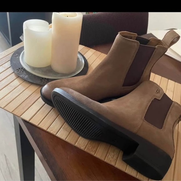 like new Uggs Ladies Ankle boots - Picture 1 of 5